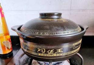 盖上锅盖，焖到熟就可以啦，记得中途得翻一下哦，别糊了！