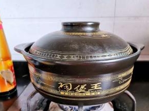 盖上锅盖，焖到熟就可以啦，记得中途得翻一下哦，别糊了！