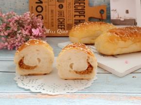 入预热好的烤箱160度中层烤18分钟即可。中途上色后注意加盖锡纸。