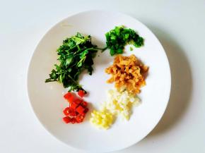 香菜切段，切葱花，辣椒圈，姜末，蒜蓉，萝卜干丁