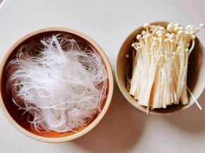 粉丝泡水，金针菇去蒂