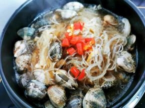放下去辣椒圈，煮到东西都熟了