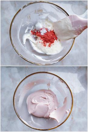 3. 再加入细砂糖和草莓粉拌匀。4. 放入冰箱冷藏备用。