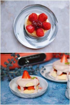 15. 将做好的舒芙蕾松饼放入盘中，表面放好对半切开的草莓，中间添少许草莓酱。 16. 盖上另一片舒芙蕾松饼，将冰箱里冷藏的草莓芝士酱浇在表面即可。