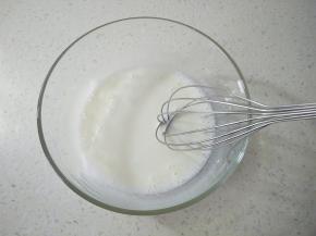 搅拌均匀，颜色发白看不到油花。