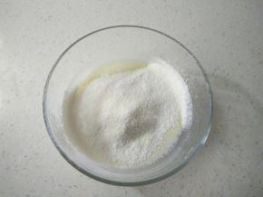 筛入低粉和奶粉。