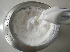 蛋白分三次加糖打到湿性发泡偏硬一些。