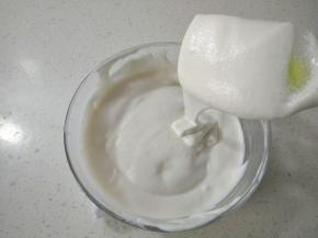 取一刮刀蛋白霜加入面糊，搅拌均匀。