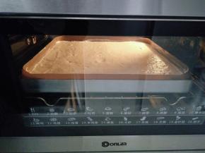 放入预热好的烤箱，上下150度烘烤15分钟，怕表面上色太深，在烘烤到15分钟的时候，在烤箱上层加一个烤盘，上火180度下火150，烘烤10分钟。