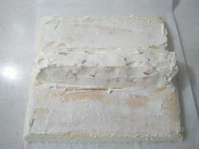 在剩下的奶油里放点草莓丁，把剩下的奶油抹到草莓缝隙处。