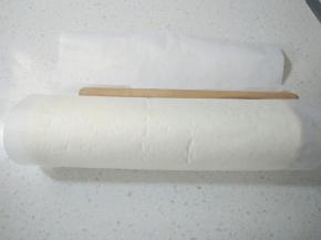 卷起蛋糕卷，放冰箱冷藏一小时定型。