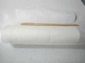 卷起蛋糕卷，放冰箱冷藏一小时定型。