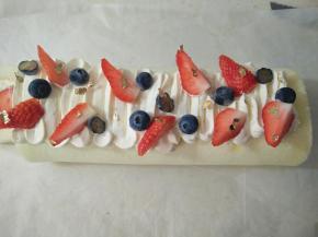 将提前取出的奶油用圣安娜花嘴挤在蛋糕顶部，摆上草莓即可。