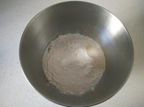 把除了黄油外的所有食材放进搅拌缸内混合。