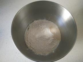 把除了黄油外的所有食材放进搅拌缸内混合。
