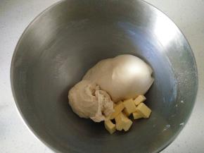 揉到表面光滑，然后加入黄油高档混合。