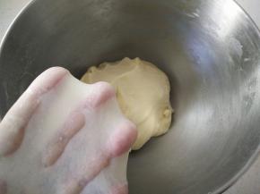 打至完全扩展阶段，可以取一小块面团撑开，能形成很薄的手套膜，证明面已经打好了(做吐司的话最好要达到这样的状态)。