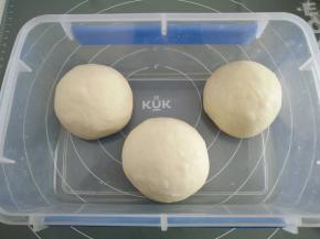 发酵好的面团取出放在揉面垫上，用手排气，分割成3份，滚圆后松弛15分钟左右。