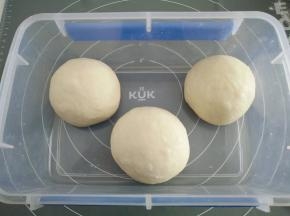 发酵好的面团取出放在揉面垫上，用手排气，分割成3份，滚圆后松弛15分钟左右。