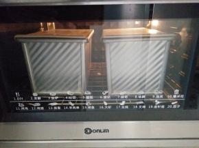 上下180度烘烤45分钟。