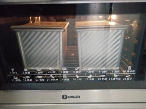 上下180度烘烤45分钟。