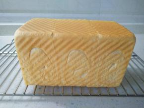 出炉轻震模具，打开盖子，脱模在网架上晾凉。