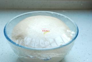 把面粉倒在盆中，加入鸡蛋、酵母、盐、糖、温牛奶，先用筷子搅拌成团，然后下手揉成一个光滑的面团。然后抹上一层食用油，盖上保鲜膜，放在一个温暖的地方发酵到2倍大。