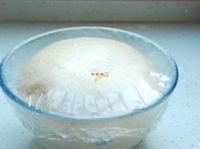 把面粉倒在盆中，加入鸡蛋、酵母、盐、糖、温牛奶，先用筷子搅拌成团，然后下手揉成一个光滑的面团。然后抹上一层食用油，盖上保鲜膜，放在一个温暖的地方发酵到2倍大。