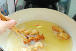 锅烧热倒入适量食用油，油温5成热的时候下入麻花，中小火慢慢炸成金黄色，出锅沥干油，就可以吃了。炸麻花的时候油要宽，勤翻动，一次不要下入太多，免得翻不过来炸过火，颜色太深。