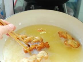 锅烧热倒入适量食用油，油温5成热的时候下入麻花，中小火慢慢炸成金黄色，出锅沥干油，就可以吃了。炸麻花的时候油要宽，勤翻动，一次不要下入太多，免得翻不过来炸过火，颜色太深。