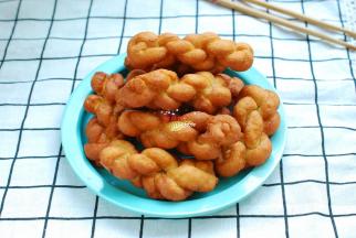 奶香麻花就完成了。麻花松软好吃，饧发这步不能少，否则麻花断裂还发硬。做奶香麻花松软好吃的关键是这两步，一个不能多，一个不能少。