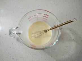 牛奶、鸡蛋倒入量杯，搅拌均匀。