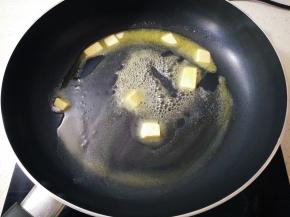 锅内放入黄油，完全融化。