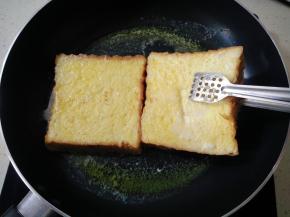 放入土司片，小火煎至。