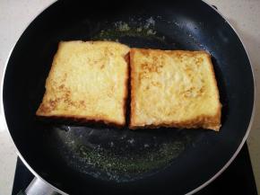 翻面，煎至两面金黄即可。