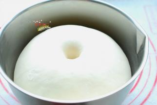 面粉内加入清水、酵母，先用筷子搅拌成雪花状，再下手揉成一个光滑的面团，盖上盖子或保鲜膜，放在温暖处发酵至两倍大。