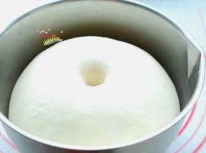 面粉内加入清水、酵母，先用筷子搅拌成雪花状，再下手揉成一个光滑的面团，盖上盖子或保鲜膜，放在温暖处发酵至两倍大。
