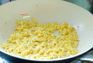 鸡蛋3个放在碗内打散，加入1勺料酒，一次性加入足够的盐（后面不再加盐，但可以微量调整）。这样可以防止韭菜出汤。