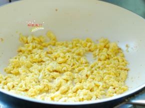 鸡蛋3个放在碗内打散，加入1勺料酒，一次性加入足够的盐（后面不再加盐，但可以微量调整）。这样可以防止韭菜出汤。