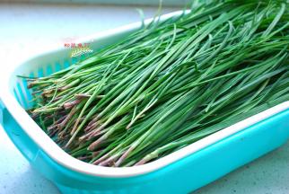 春天的韭菜要选择这种紫红色根的，这种韭菜是头茬韭菜，看着很细，但鲜嫩又出味，最适合做馅了。