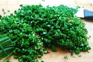 韭菜择去黄叶、烂叶，清洗干净，最好再用盐水浸泡10分钟，然后再用流动水冲洗两遍，这样的韭菜就会很干净了，然后再切成韭菜碎。