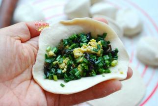 取一个包子皮托在左手上，放入适量馅。如果不是很熟练建议先少放一点馅，馅太多，不容易包住，熟练以后就可以多放一些了。