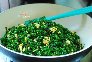 木耳提前泡发，择洗干净切成碎，韭菜碎和木耳一起放进鸡蛋中，加入姜末、香油、鸡粉，搅拌均匀，韭菜鸡蛋馅就调好了。可以尝一尝味道，如果有点淡再少加一点盐。