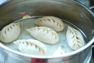 从右边开始捏起，一边捏一下，就这样一直捏到头，一个麦穗形状的小包子就做好了，整理一下形状就非常漂亮了。