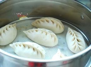 从右边开始捏起，一边捏一下，就这样一直捏到头，一个麦穗形状的小包子就做好了，整理一下形状就非常漂亮了。