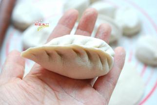 从右边开始捏起，一边捏一下，就这样一直捏到头，一个麦穗形状的小包子就做好了，整理一下形状就非常漂亮了。