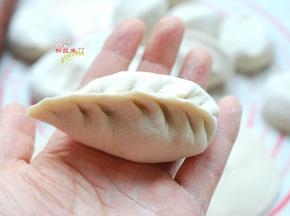 从右边开始捏起，一边捏一下，就这样一直捏到头，一个麦穗形状的小包子就做好了，整理一下形状就非常漂亮了。