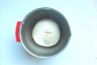 盆内放入面粉，加入清水，先用筷子搅拌成絮状，然后再下手揉成光滑的面团，盖上保鲜膜，放在一旁静置30分钟以上。面团醒发时间越长，面越柔韧光滑有弹性。