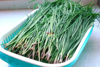 韭菜择掉黄叶、烂叶子，清洗两遍，然后用淡盐水浸泡10分钟，再用流动水冲洗干净，控干水分，这样的韭菜基本上去除了大量的虫卵和农药残留。