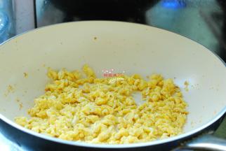 鸡蛋3个磕入碗内，一次性加入足够的盐、1勺料酒，搅散，入油锅用筷子边倒边搅拌，炒成鸡蛋碎。